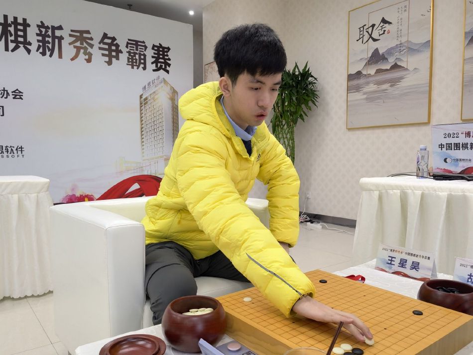 而海报中;我可不是好惹的字样醒目，既暗示着影片中全员皆无好人，又表示出片方对《武林怪兽》的超强信心